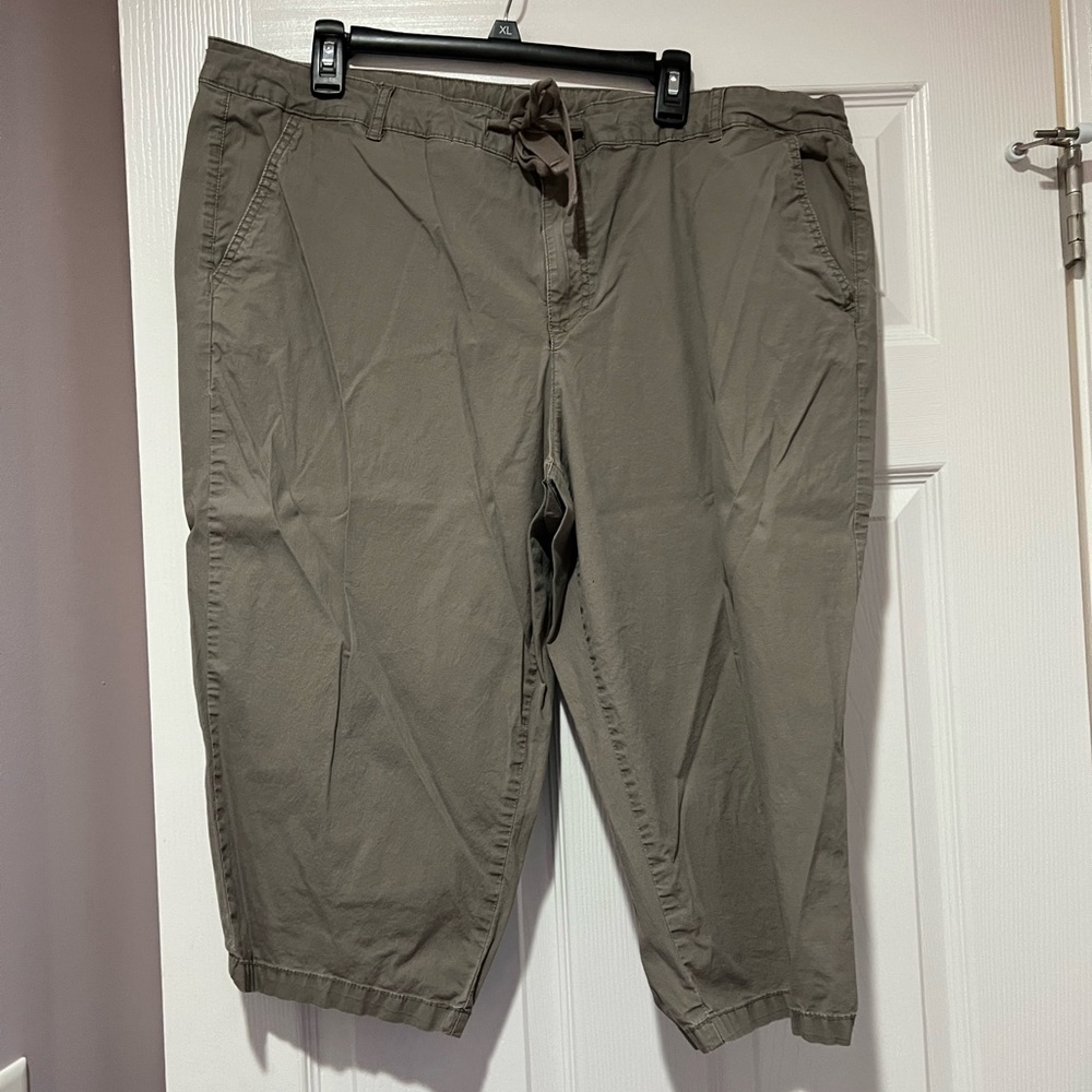 Liz Claiborne size 18W capris with button and tie front.